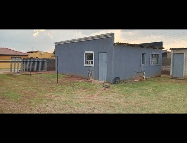 2 BEDROOM HOUSE FOR SALE IN SOTHO SECTION